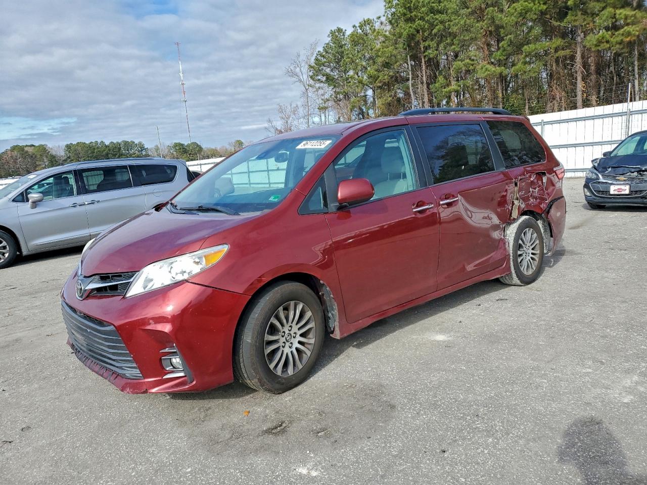 2018 Toyota Sienna XLE Premium, VIN 5TDYZ3DC5JS916329 — Rear end