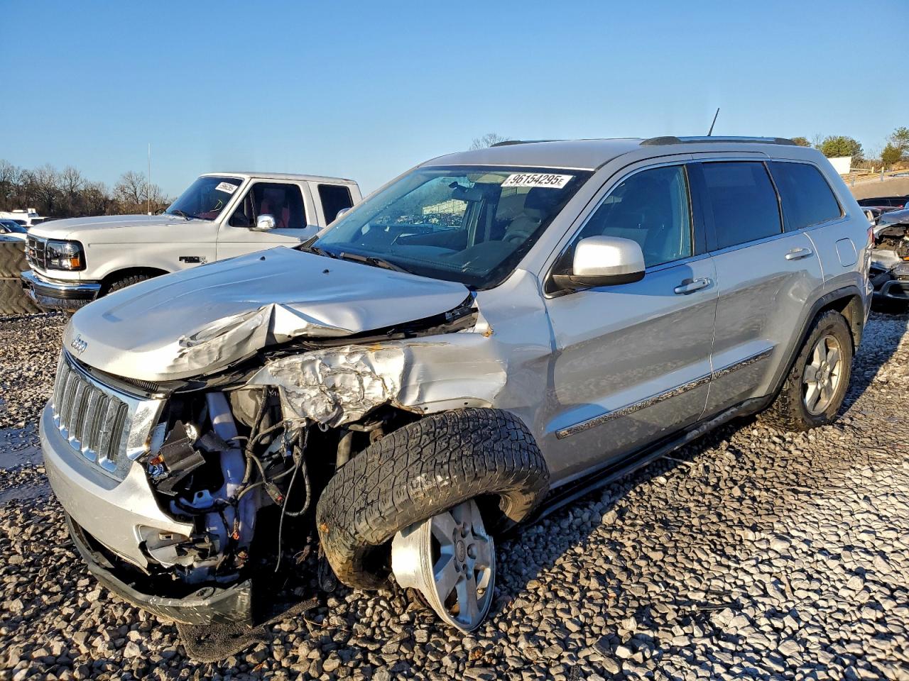 2013 Jeep Grand Cherokee Laredo, VIN 1C4RJFAGXDC625691 — Front end