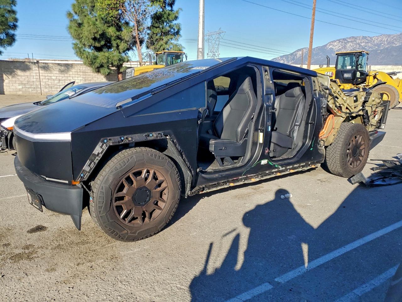 2024 Tesla Cybertruck, VIN 7G2CEHED6RA006581 — Side