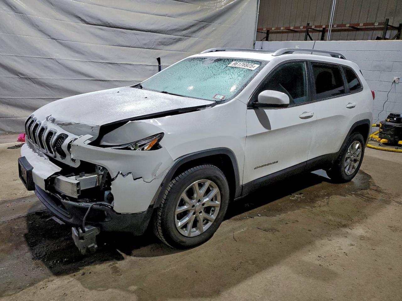 2016 Jeep Cherokee Altitude, VIN 1C4PJMCS0GW372302 — Front end