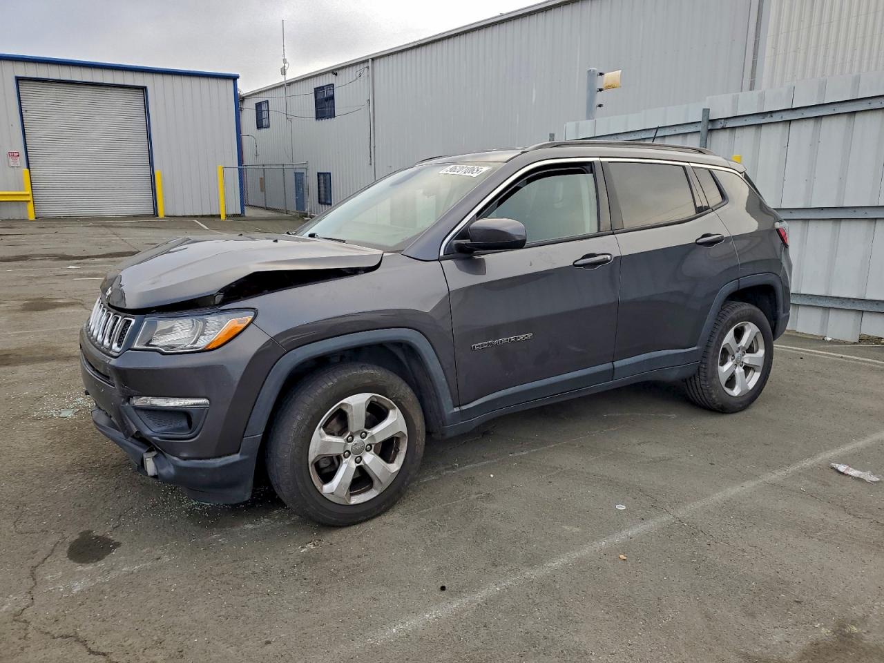 2019 Jeep Compass Latitude, VIN 3C4NJDBB1KT697127 — Перед