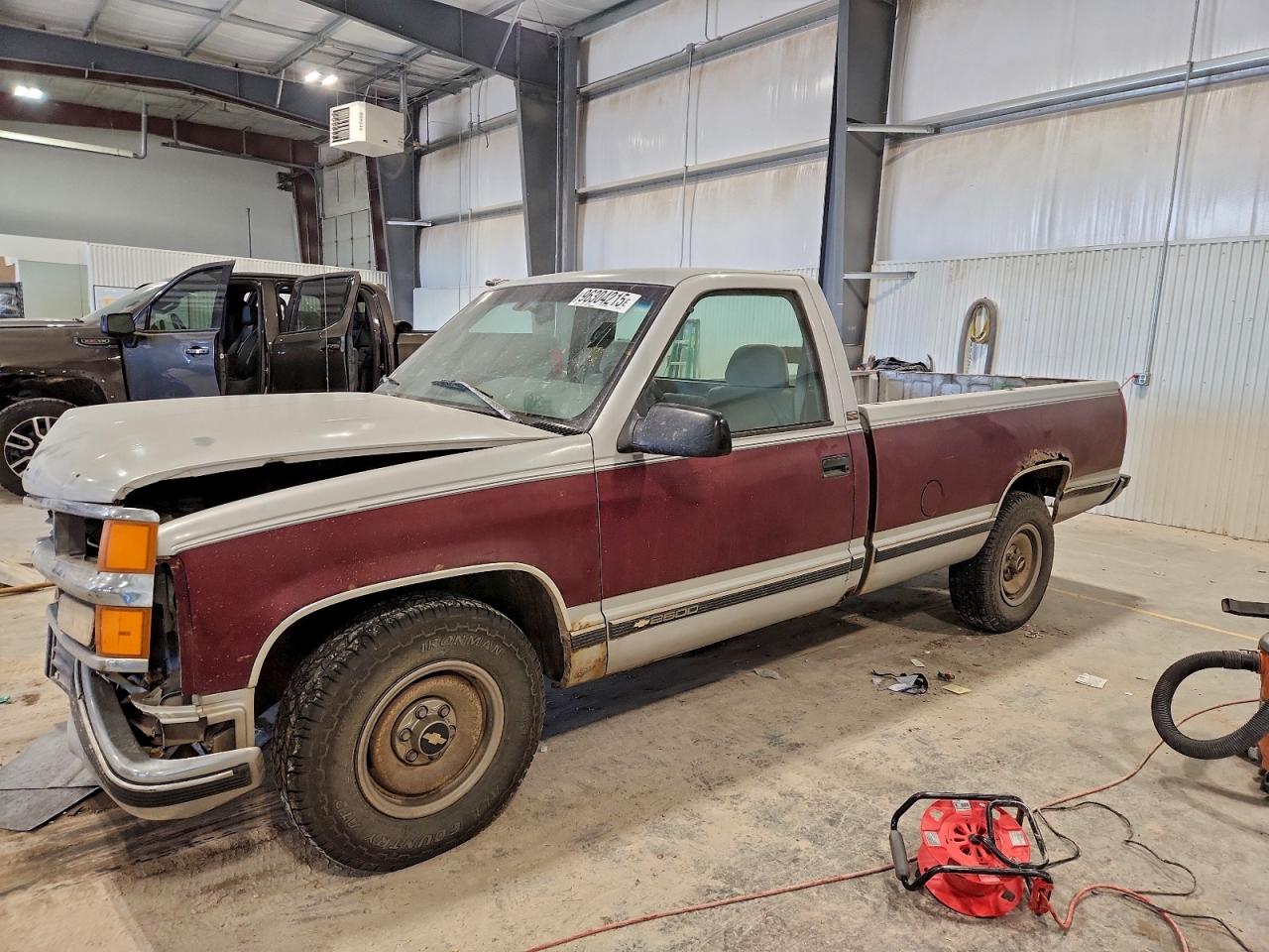 1996 Chevrolet Silverado 2500, VIN 1GCFC24R7TZ165985 — Front end