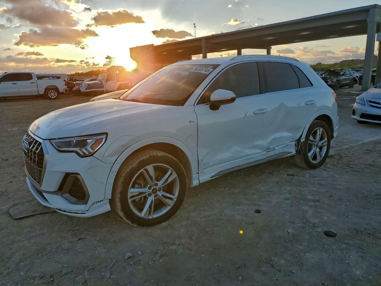 2023 Audi Q3 S line Premium, VIN WA1DECF38P1023045 — Бок
