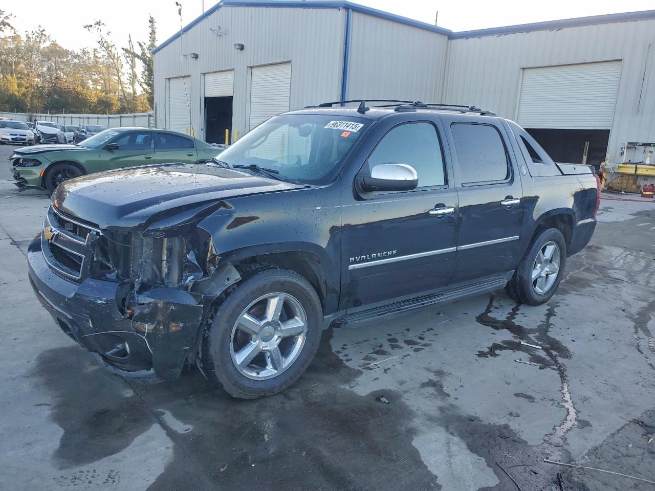2013 Chevrolet Avalanche LTZ, VIN 3GNMCGE0XDG126398 — Front end