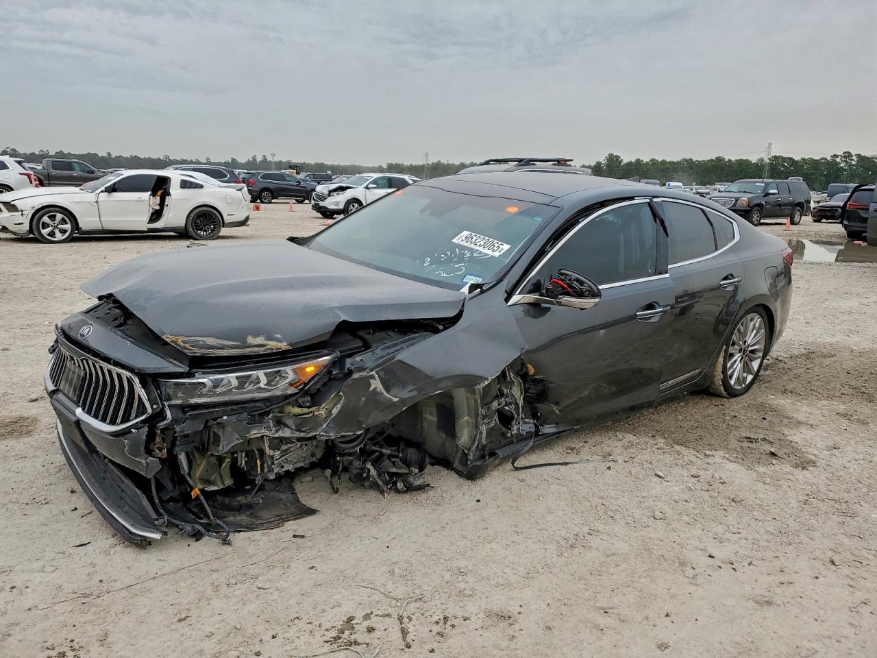 2020 Kia Cadenza Limited, VIN KNALC4J19L5234354 — Front end