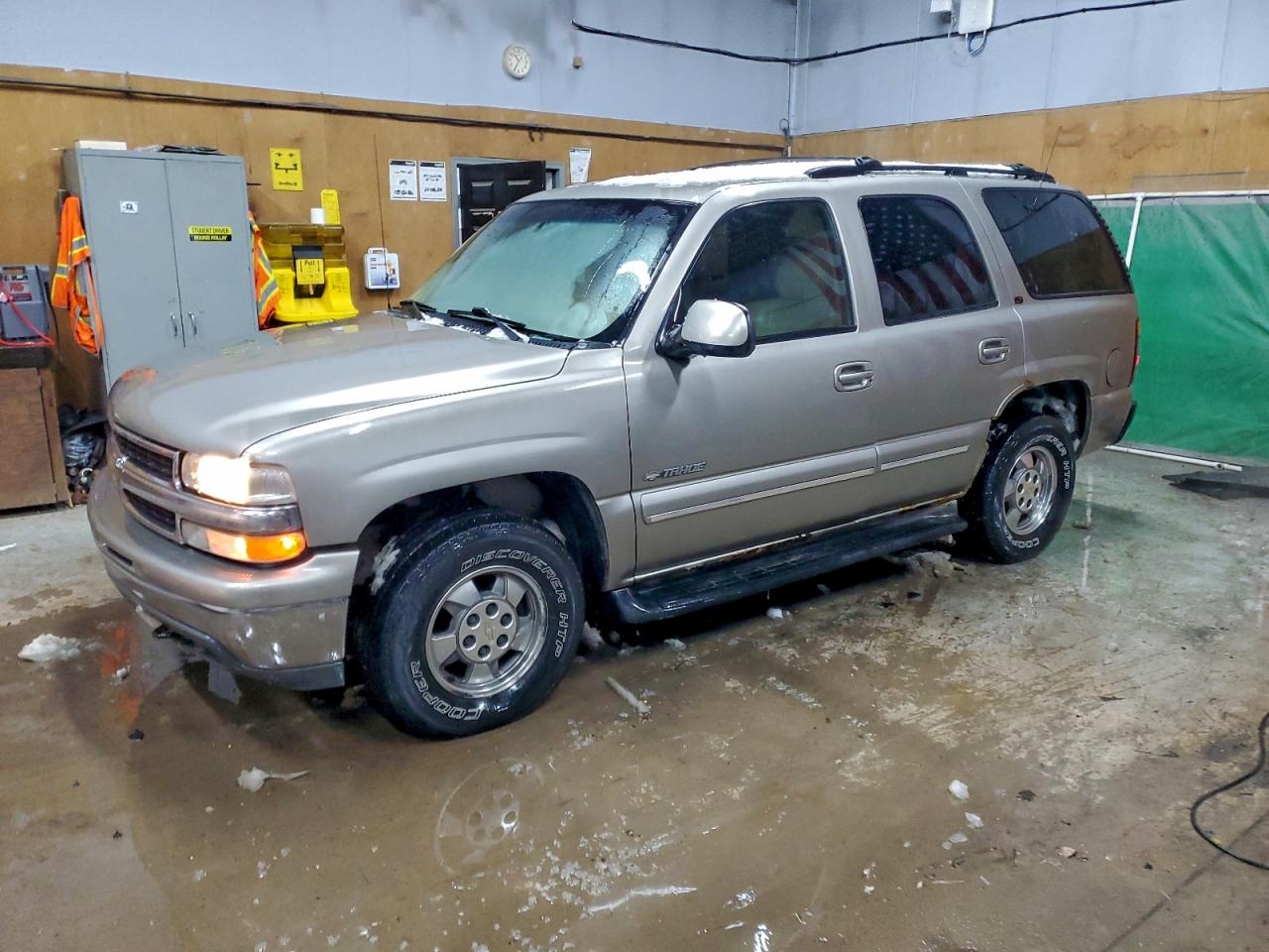 2000 Chevrolet Tahoe LT, VIN 1GNEK13T7YJ135713 — Minor dents and scratches