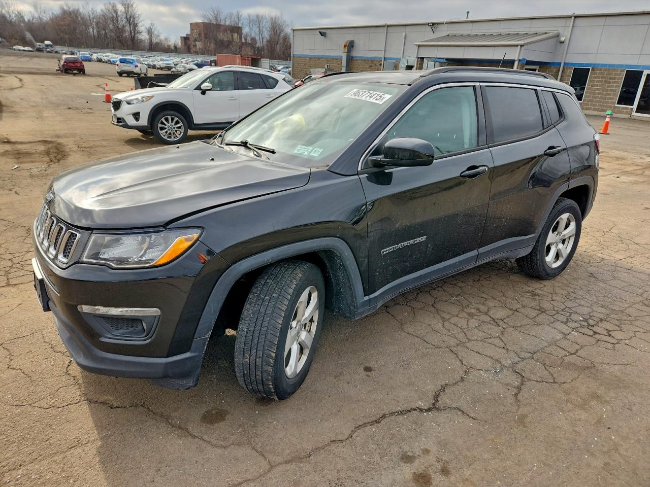 2018 Jeep Compass Latitude, VIN 3C4NJDBB1JT213049 — Front end