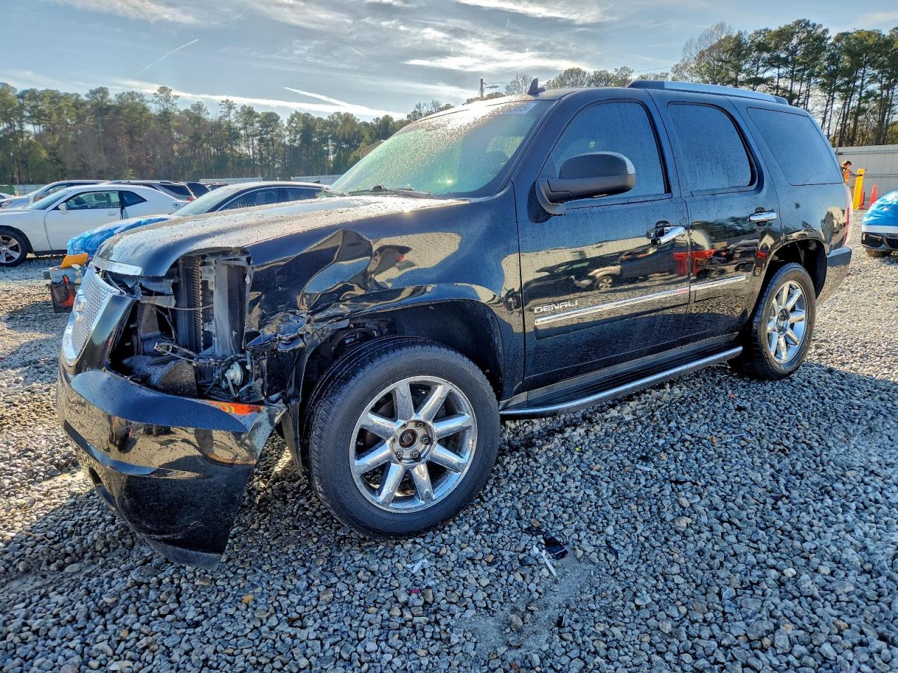 2011 GMC Yukon Denali, VIN 1GKS2EEF6BR375746 — Перед