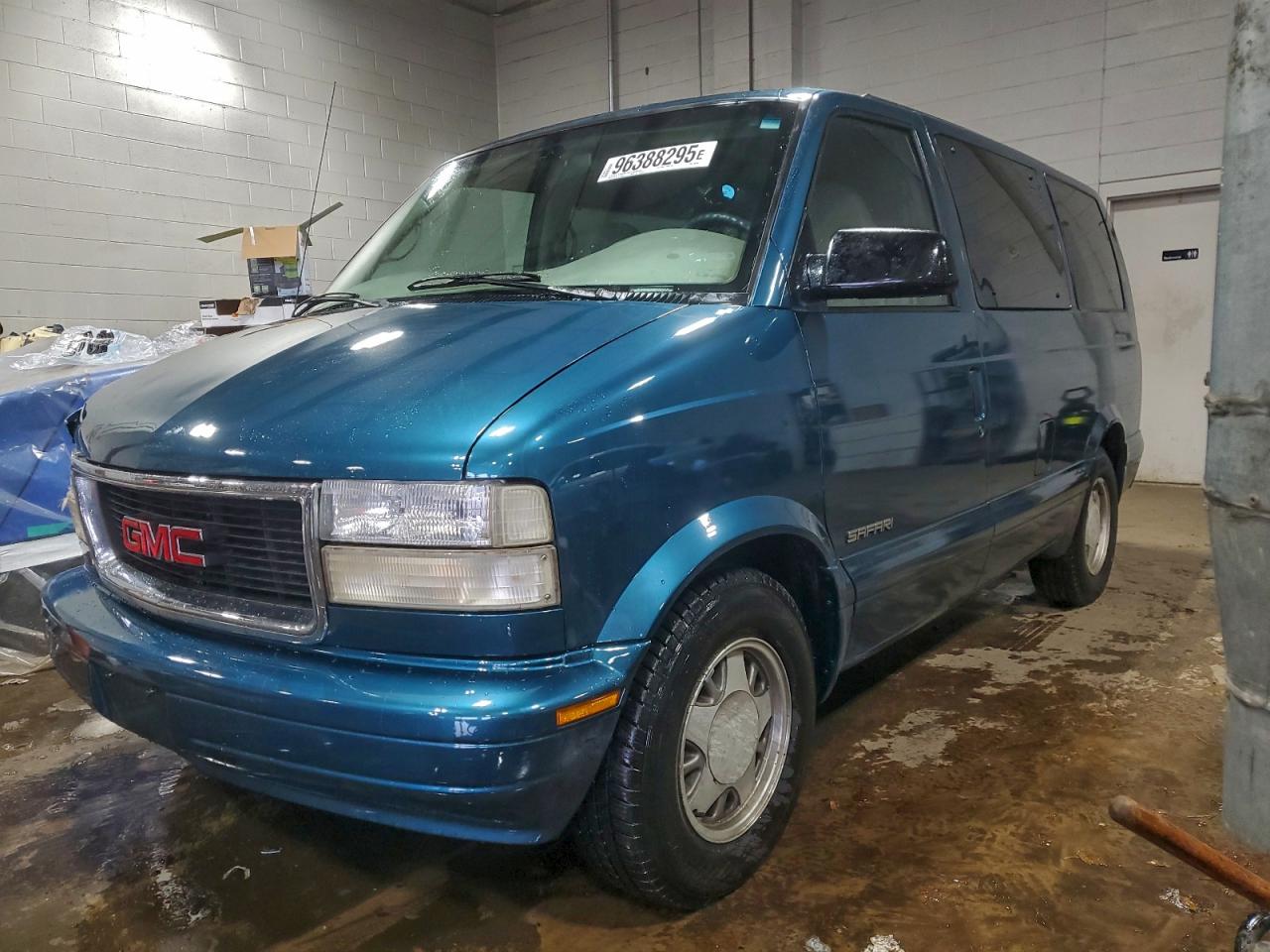 1999 GMC Safari, VIN 1GKDM19W2XB536860 — Front end