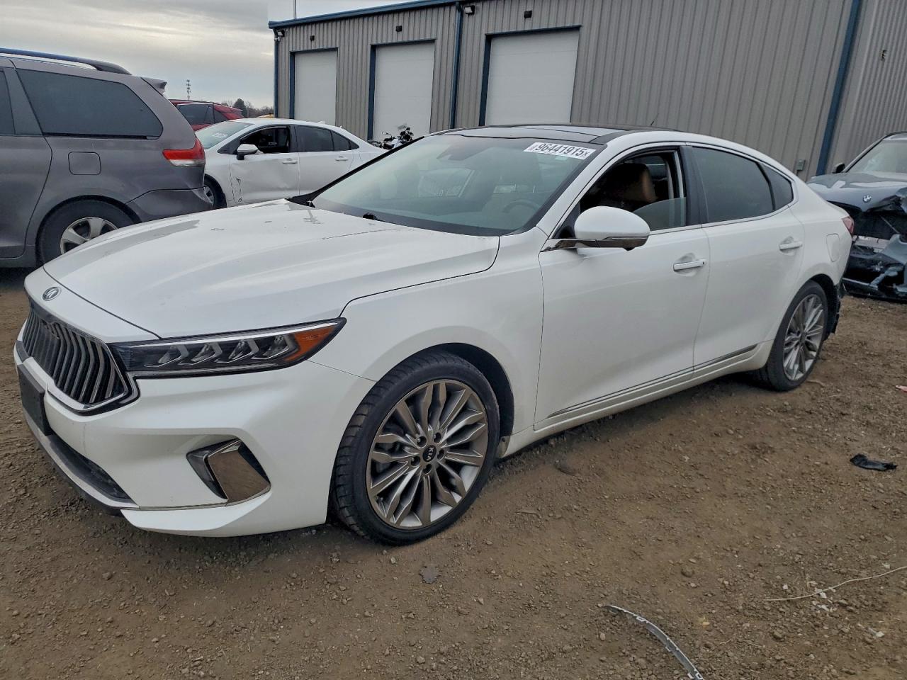 2020 Kia Cadenza Limited, VIN KNALC4J14L5237758 — Rear end