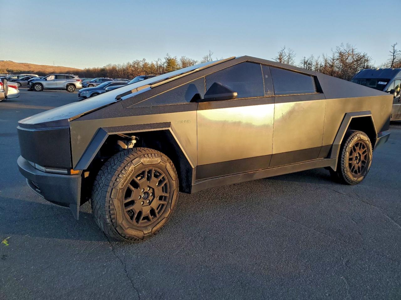 2024 Tesla Cybertruck, VIN 7G2CEHEDXRA037588 — Front end