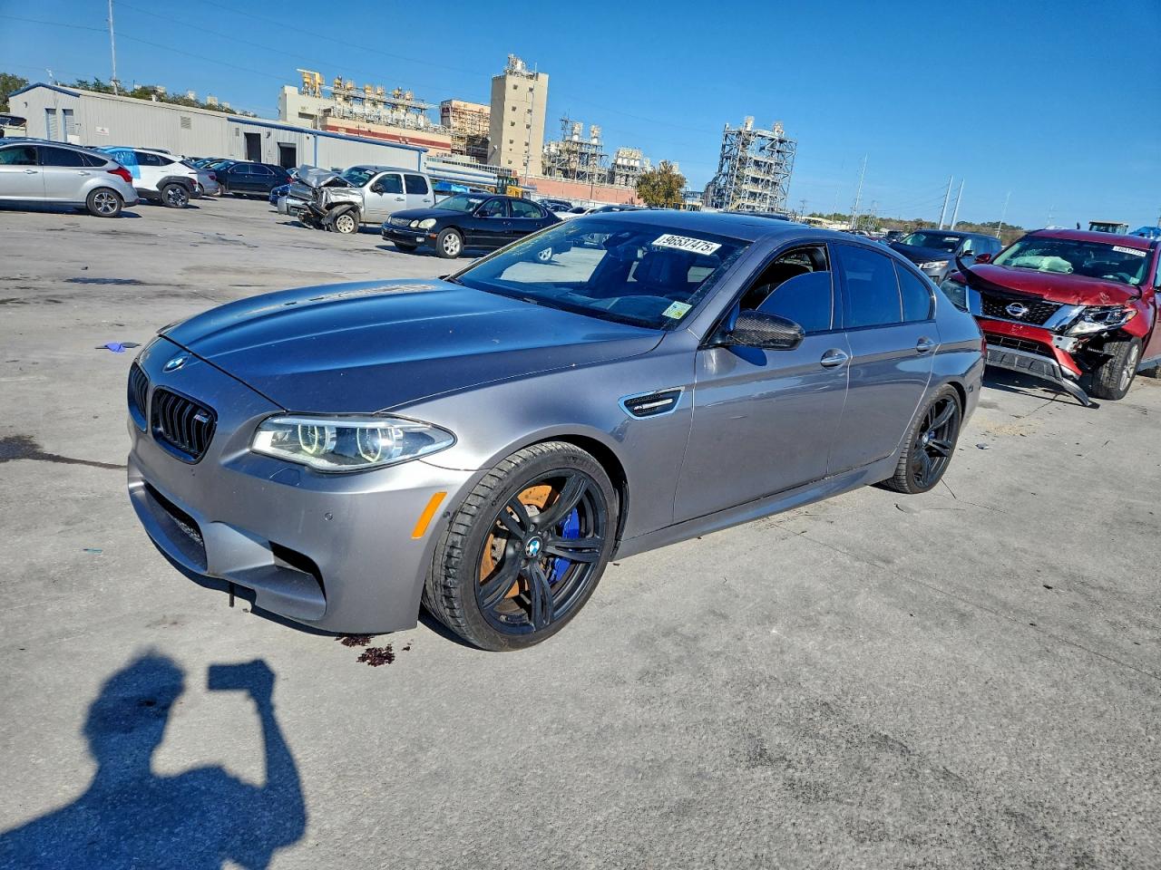 2016 BMW M5, VIN WBSFV9C55GG343453 — Бок
