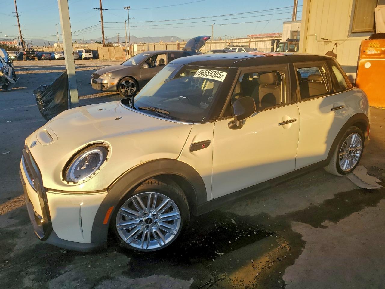 2023 MINI Hardtop 4 Door Cooper S, VIN WMW53DK09P2T11570 — Вода / потоп