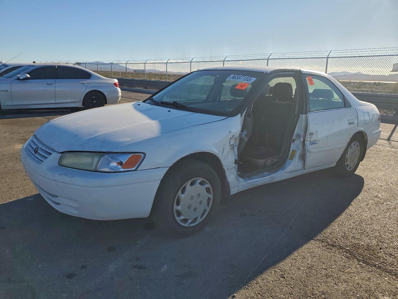 1998 Toyota Camry LE, VIN JT2BG28KXW0181261 — Side