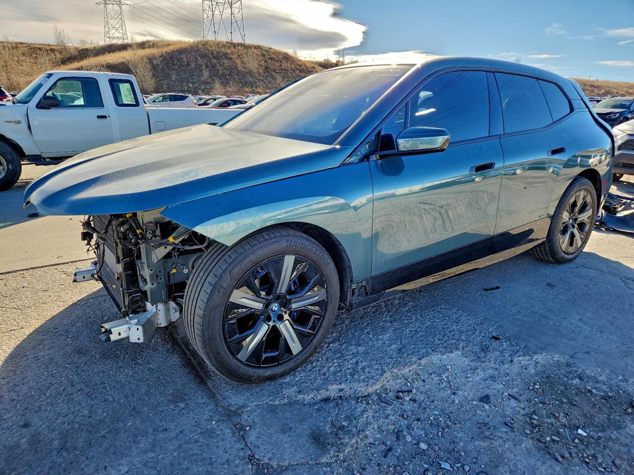 2022 BMW iX xDrive50, VIN WB523CF03NCK56157 — Фото с аукциона 1 of 14