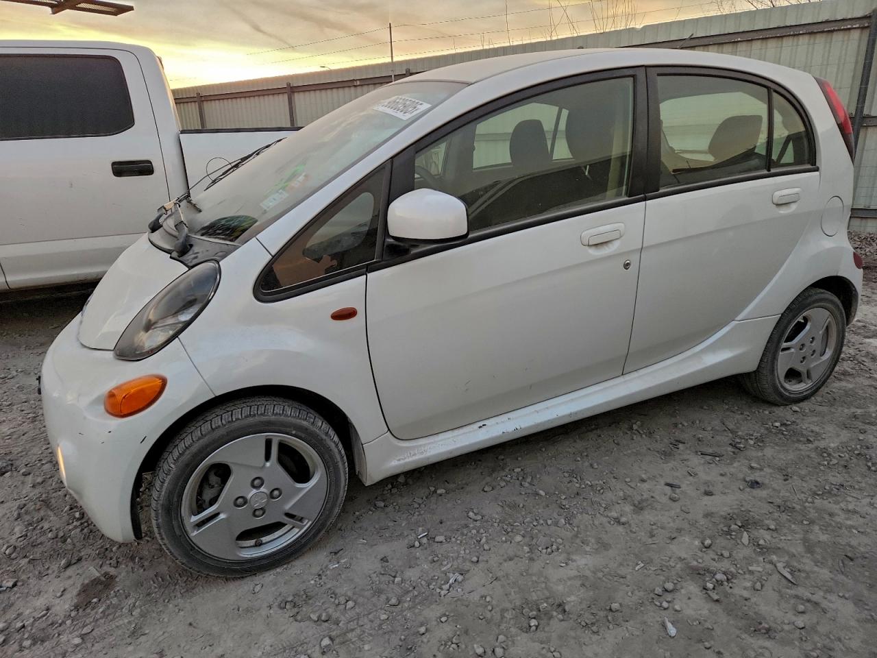 2014 Mitsubishi i-MiEV ES, VIN JA3215H47EU021727 — Front end