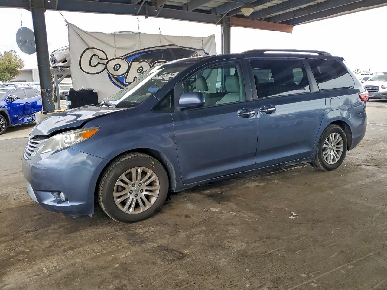 2017 Toyota Sienna XLE, VIN 5TDYZ3DC2HS840112 — Front end