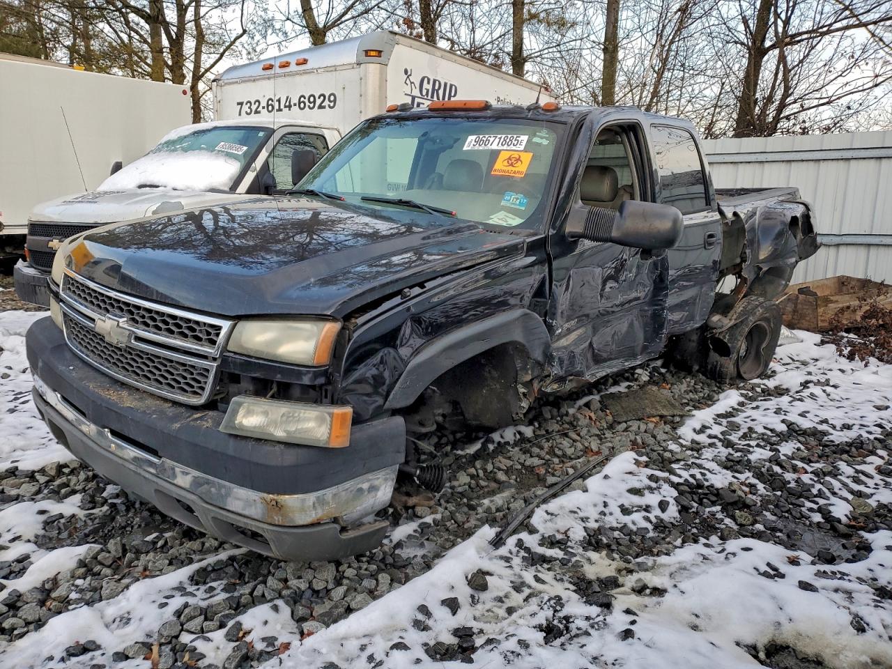2005 Chevrolet Silverado 3500 LS, VIN 1GCJK33G35F826614 — Бок