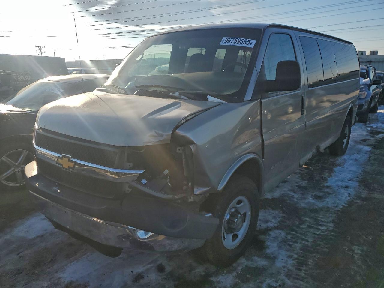 2004 Chevrolet Express Passenger, VIN 1GAHG39U541166206 — Front end