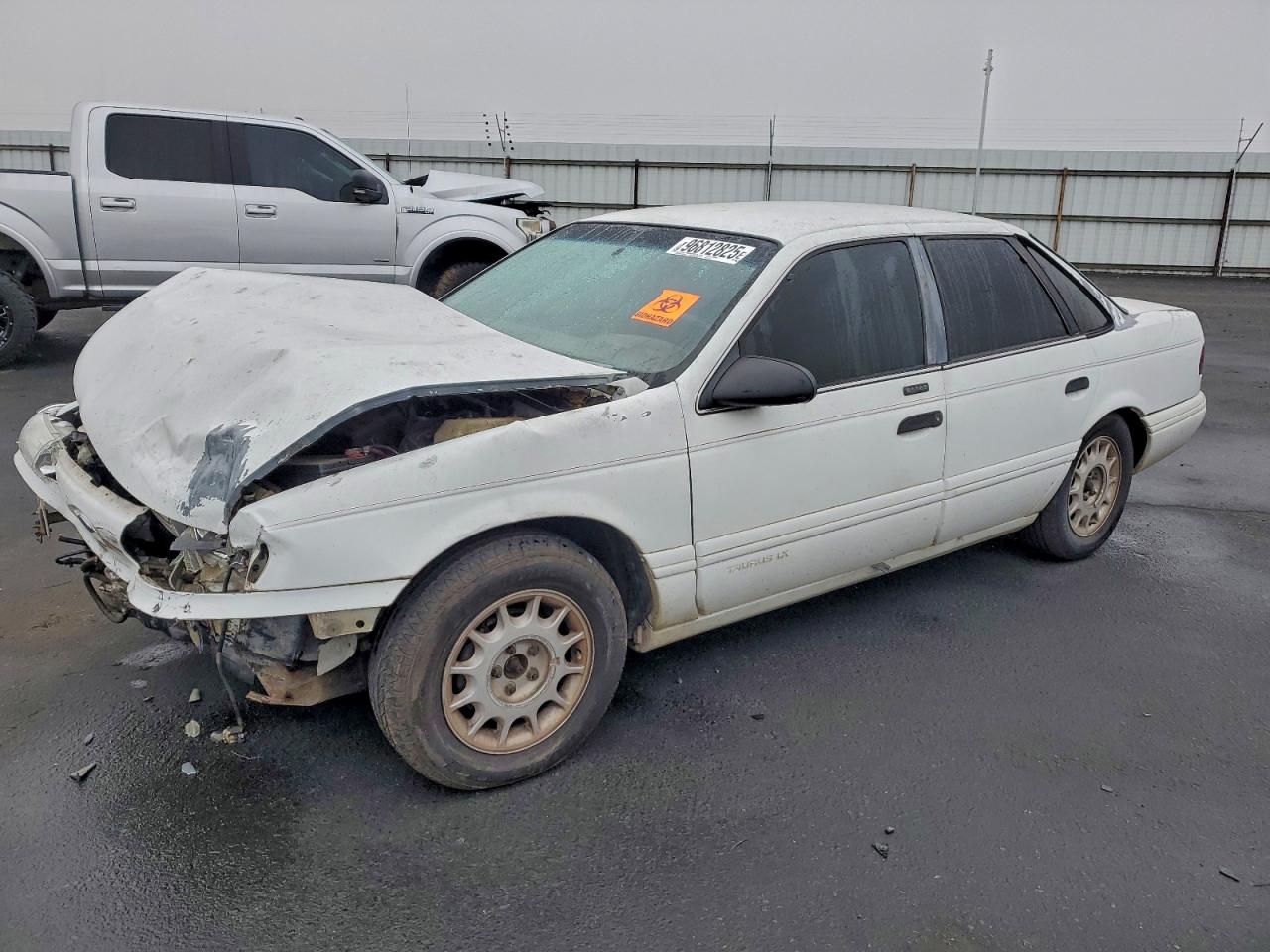 1992 Ford Taurus, VIN 1FALP5342NG231135 — Front end