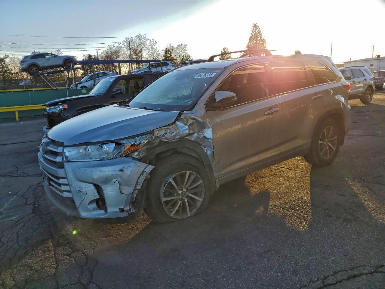 2018 Toyota Highlander XLE, VIN 5TDJZRFHXJS526775 — Front end