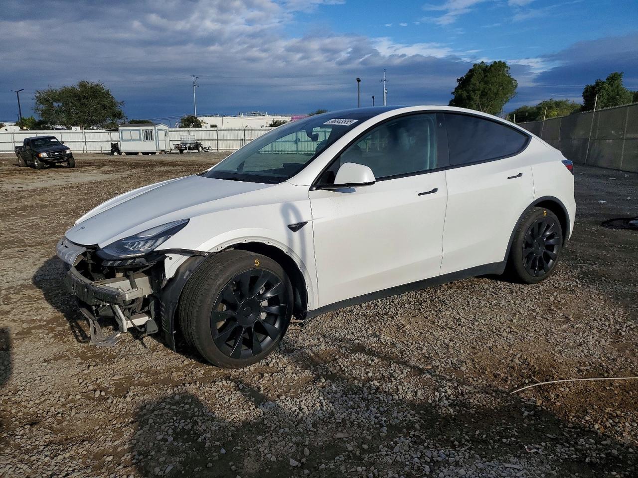 2021 Tesla Model Y Long Range, VIN 5YJYGAEE0MF273200 — Front end