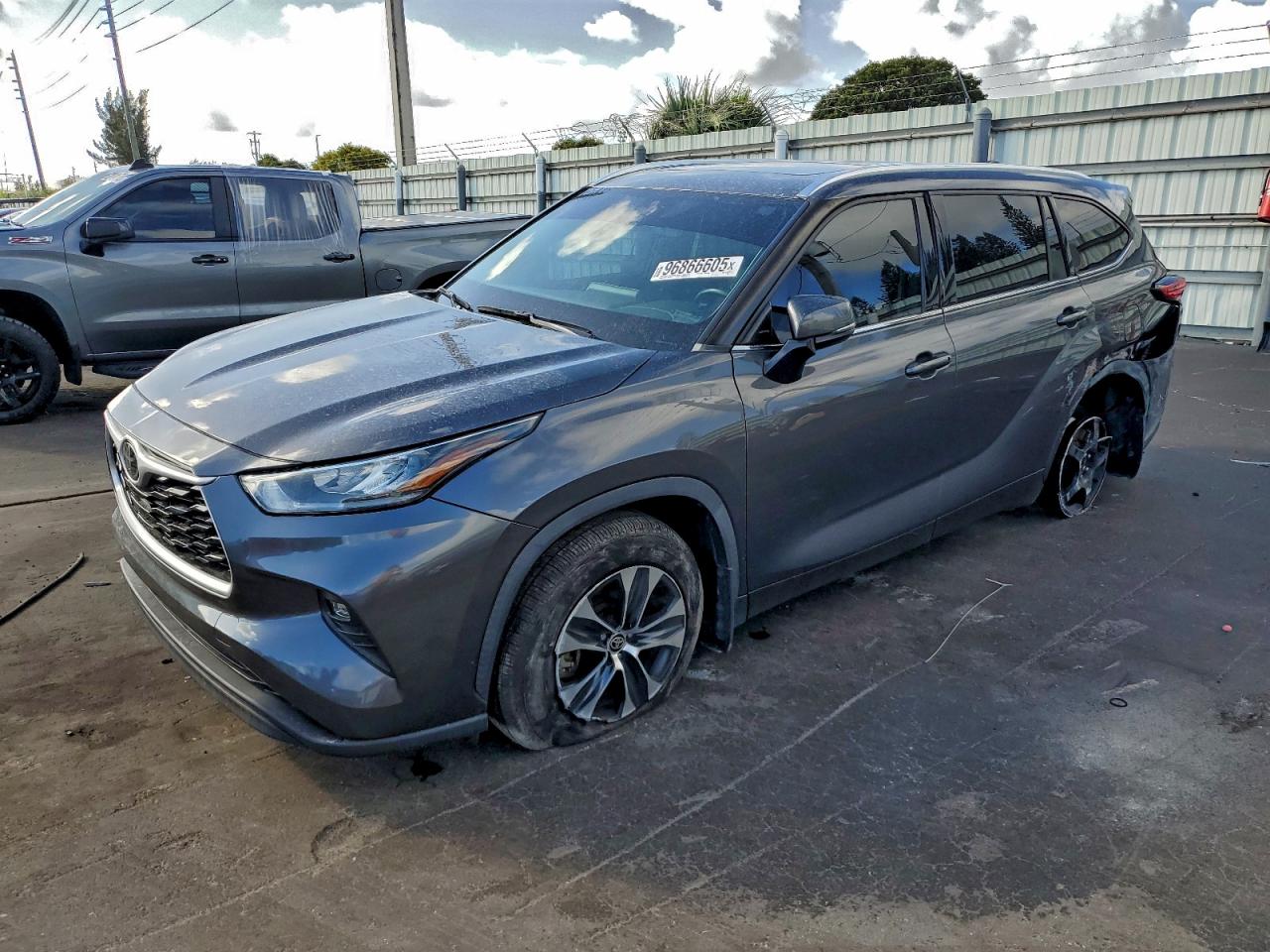 2020 Toyota Highlander XLE, VIN 5TDHZRBH2LS521223 — Side