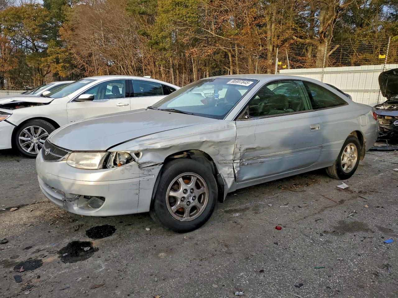 2000 Toyota Solara SE, VIN 2T1CG22P4YC388012 — Front end