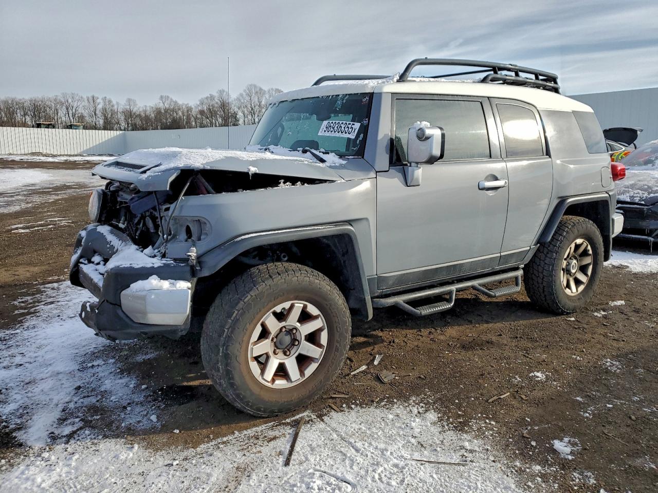 2014 Toyota FJ Cruiser, VIN JTEBU4BF2EK205641 — Front end