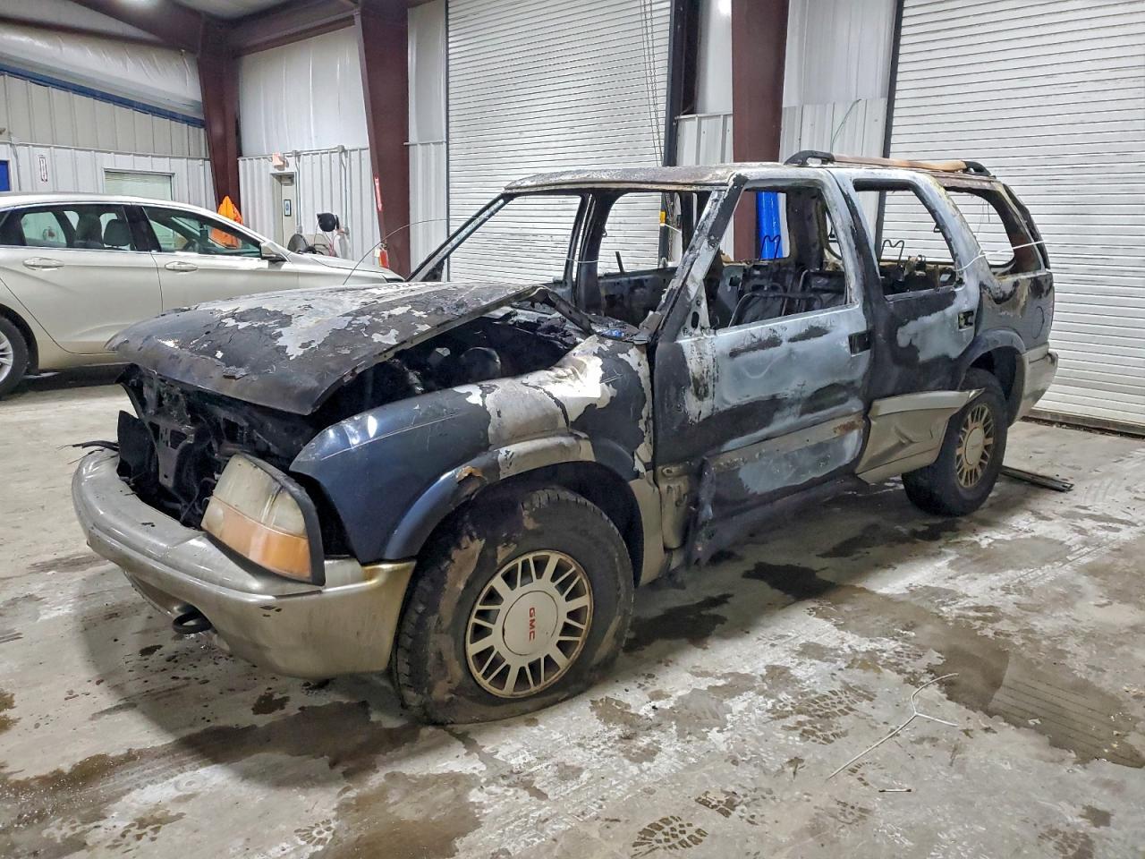 2001 GMC Jimmy SLE, VIN 1GKDT13W312148068 — Пожар