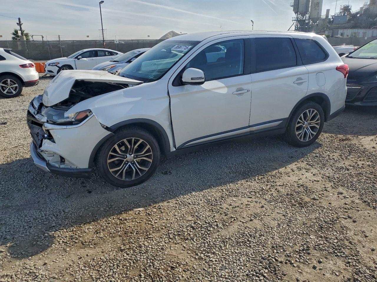 2016 Mitsubishi Outlander SE, VIN JA4AZ3A33GZ022028 — Front end