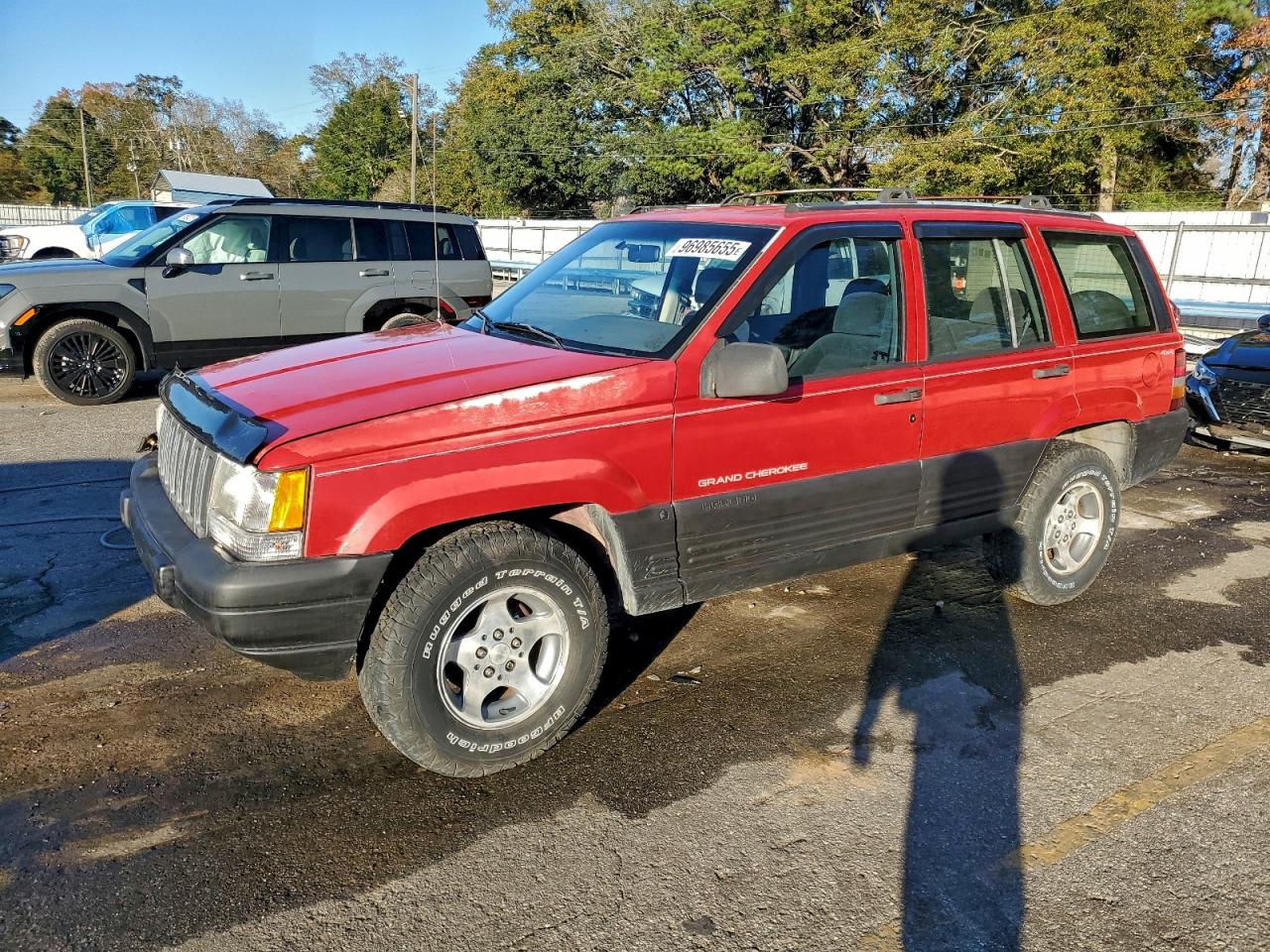 1996 Jeep Grand Cherokee Laredo, VIN 1J4GZ58S9TC218216 — Front end