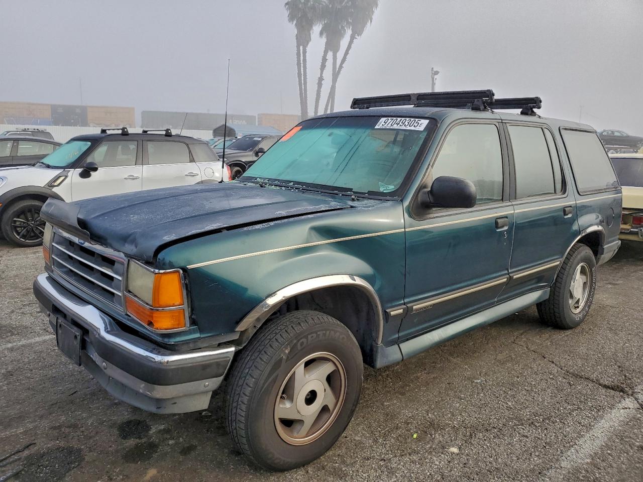 1994 Ford Explorer Eddie Bauer, VIN 1FMDU34X0RUE18025 — Front end