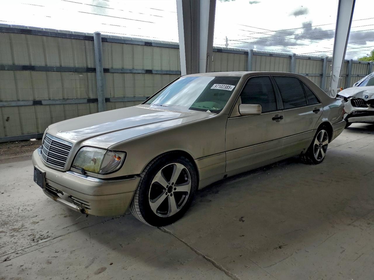 1997 Mercedes-Benz S 320/430/500, VIN WDBGA43G4VA370718 — Minor dents and scratches