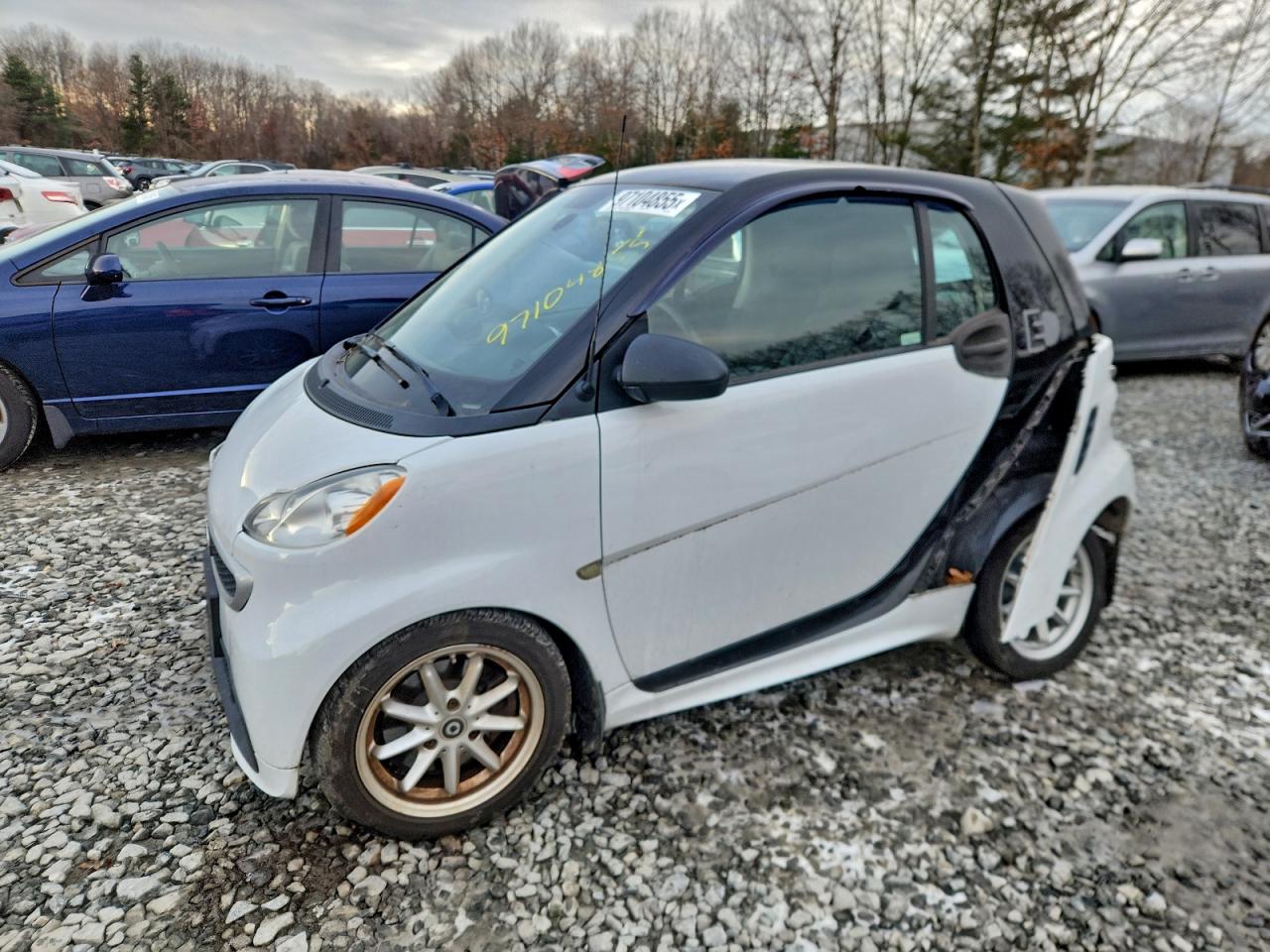 2015 Smart fortwo Passion, VIN WMEEJ9AA0FK830782 — Side