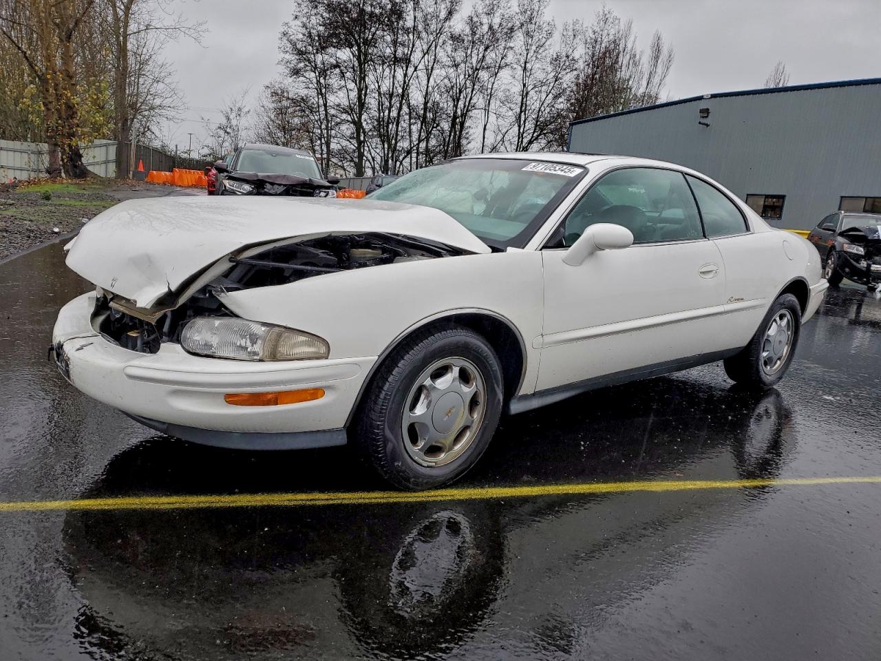 1997 Buick Riviera, VIN 1G4GD2218V4707654 — Front end