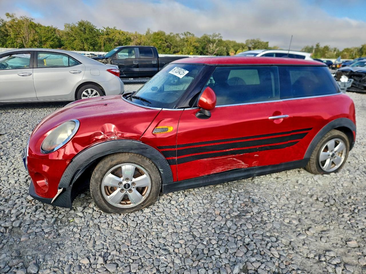 2015 MINI Hardtop, VIN WMWXM5C55F3A04303 — Бок