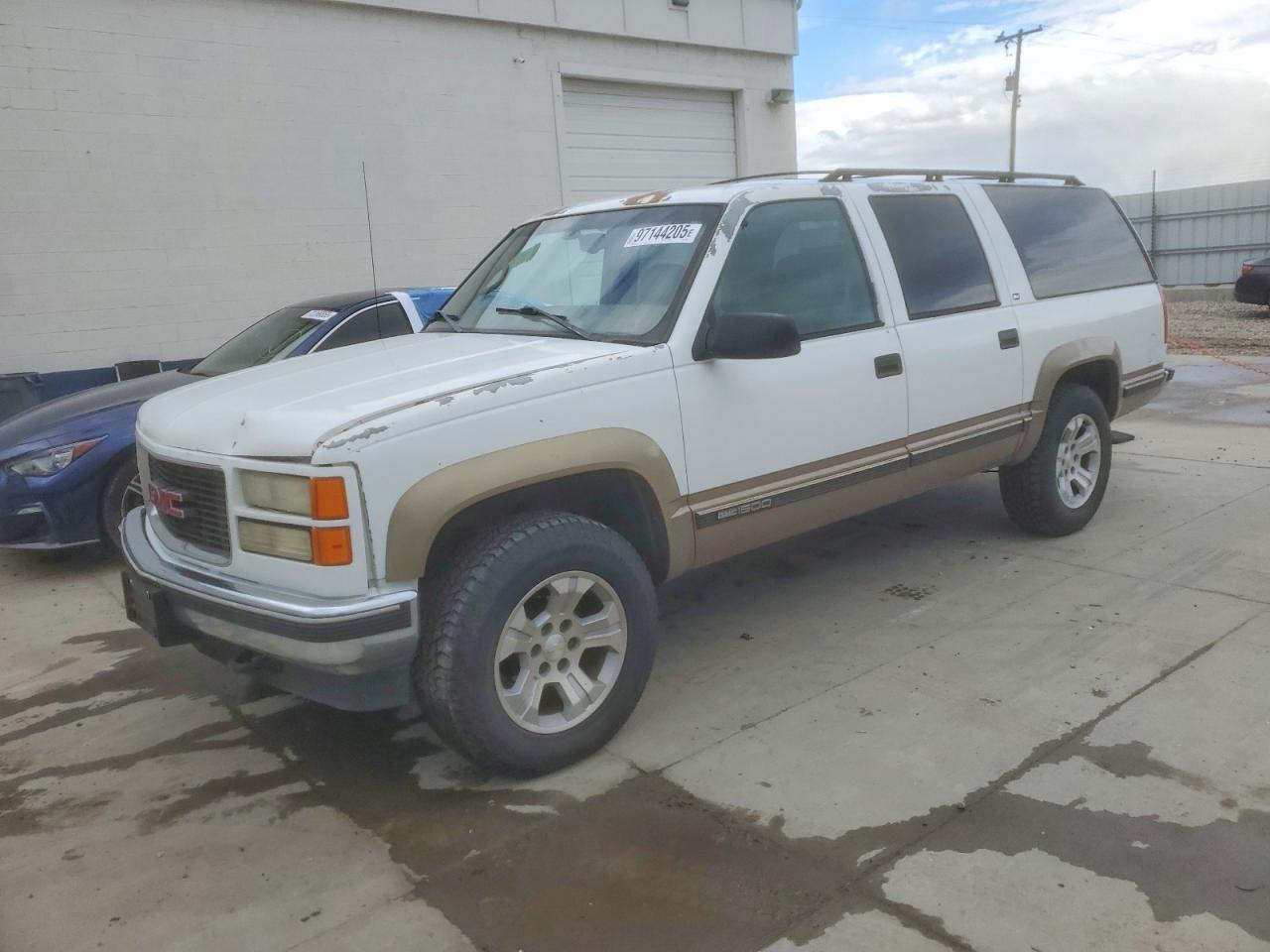 1998 GMC Suburban, VIN 1GKFK16R7WJ708396 — Front end