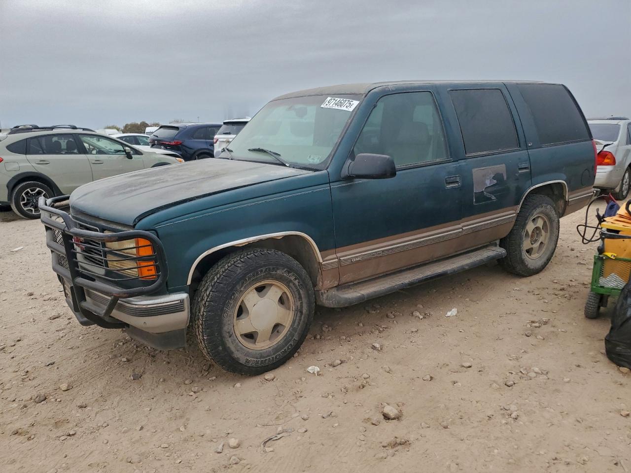 1997 GMC Yukon, VIN 1GKEK13R0VJ752562 — Minor dents and scratches