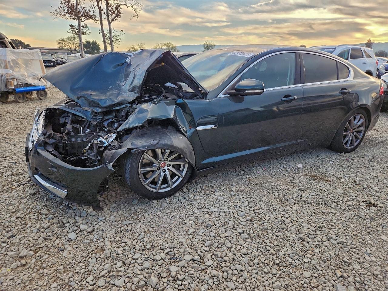 2015 Jaguar XF T Premium, VIN SAJWA0FS0FPU62947 — Front end