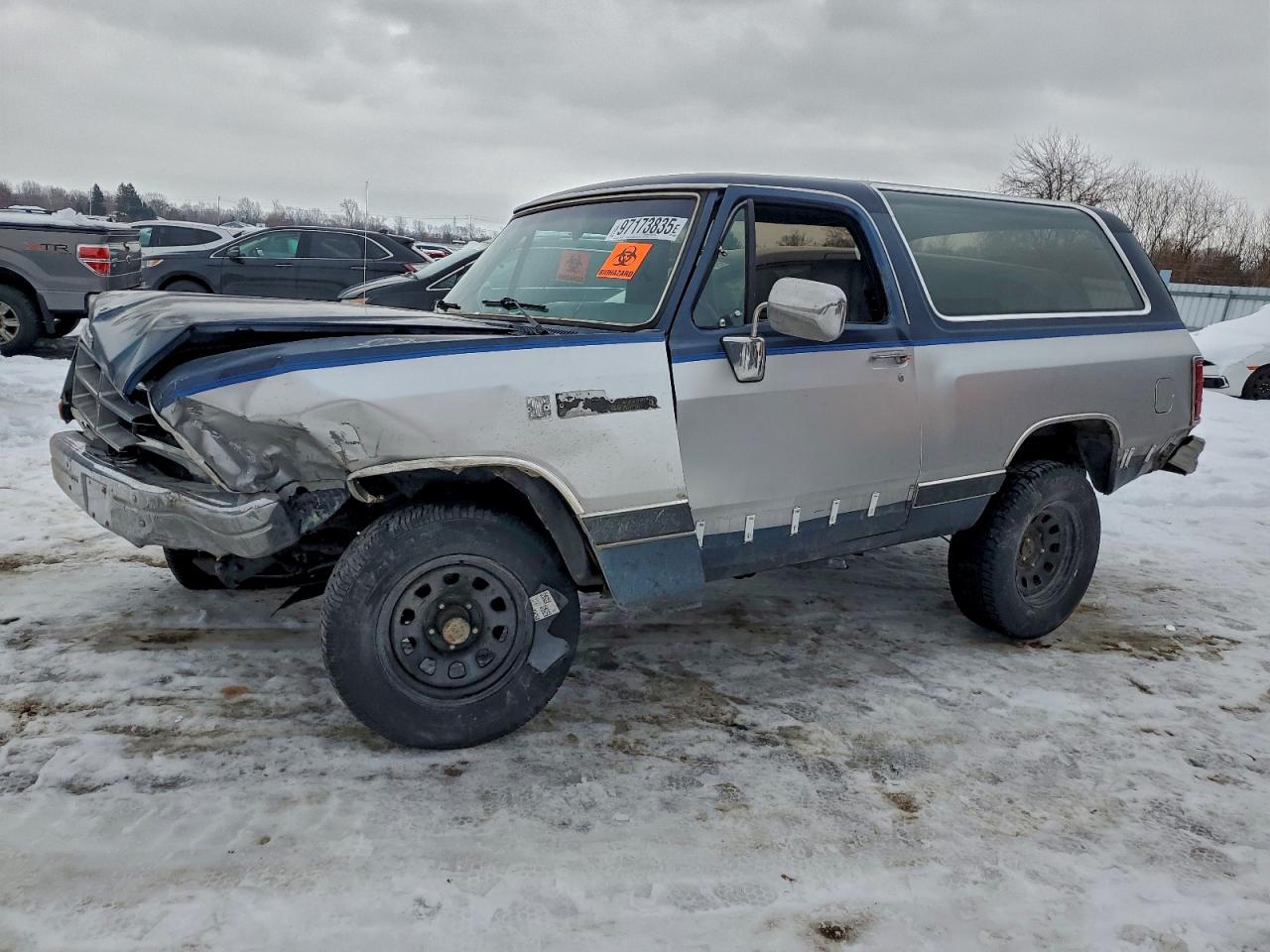 1990 Dodge Ram Charger, VIN 3B4GM17Y1LM010636 — Перед