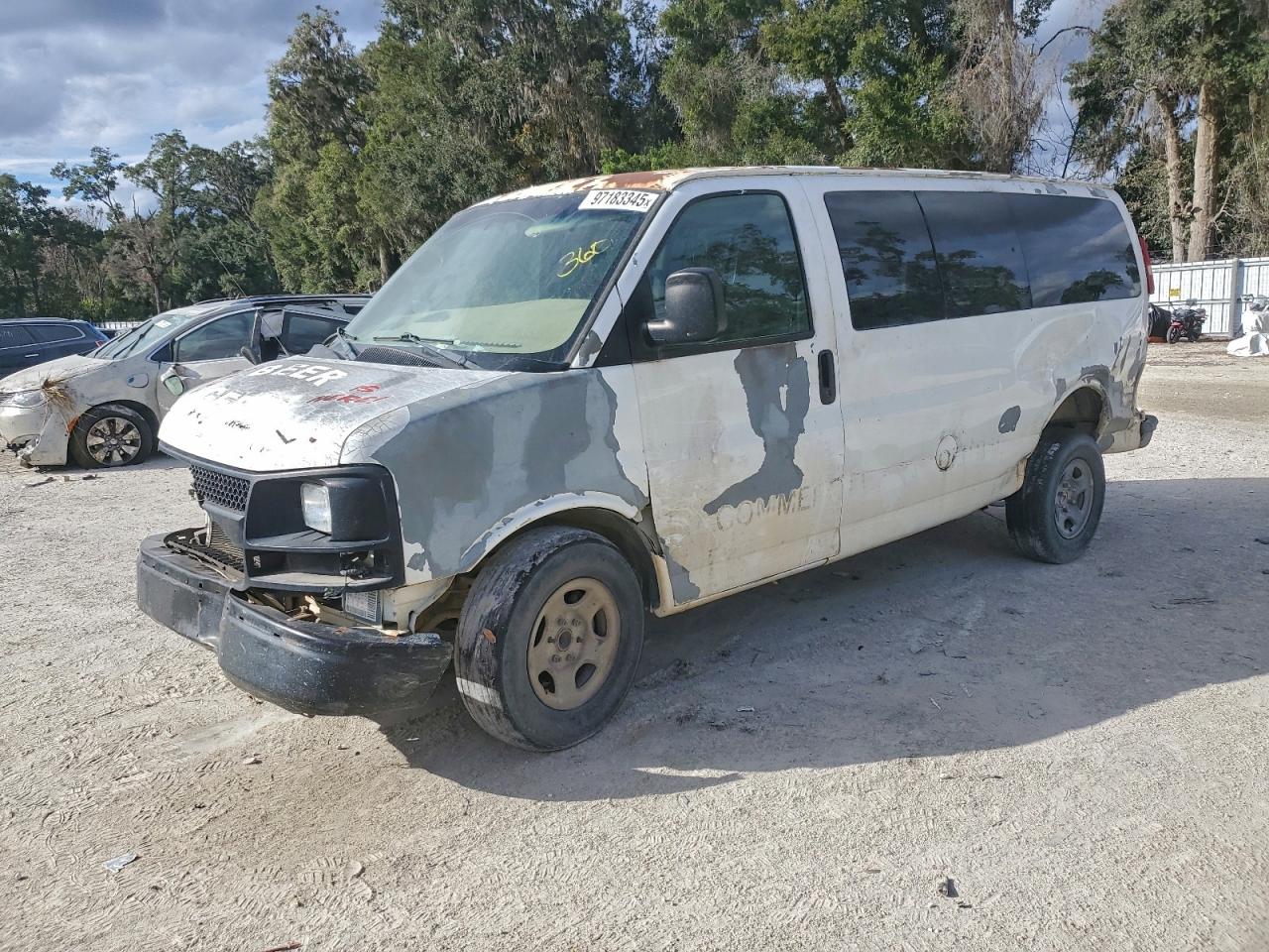 2007 Chevrolet Express Passenger, VIN 1GNFG15Z671203425 — Front end