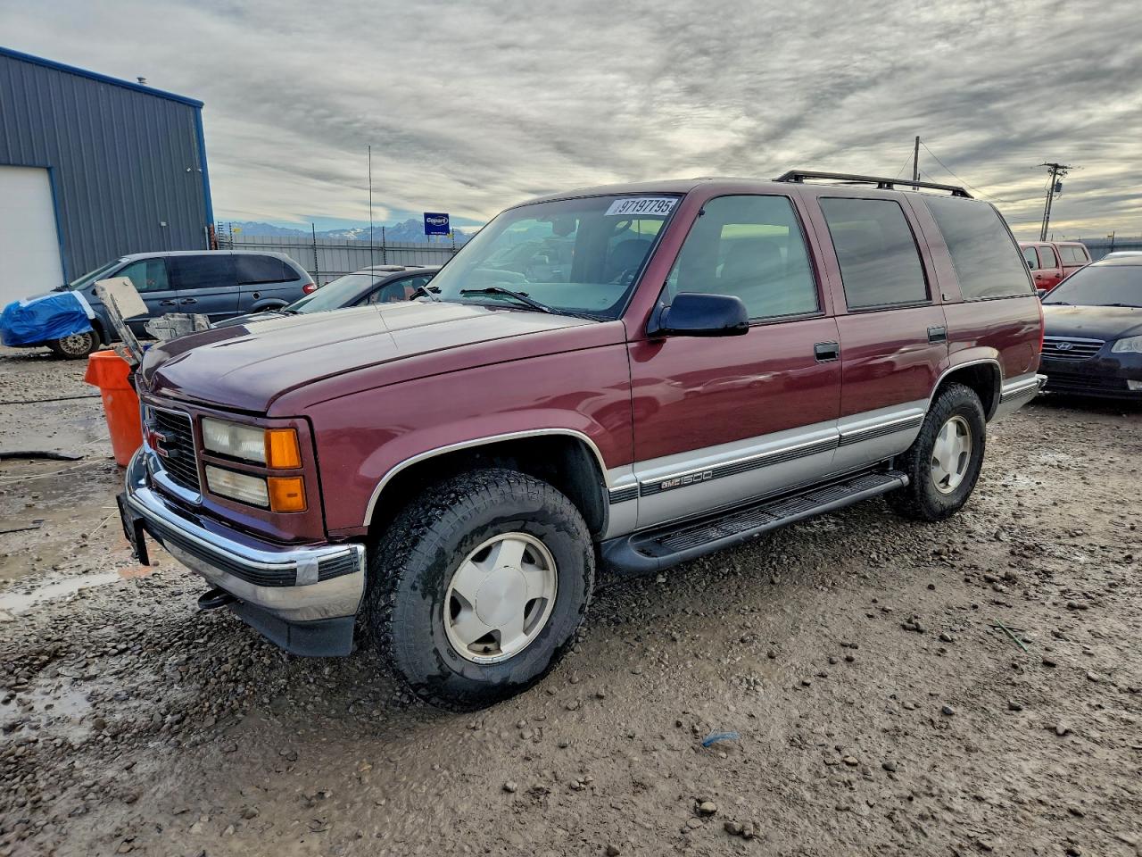 1997 GMC Yukon, VIN 1GKEK13R6VJ714706 — Front end