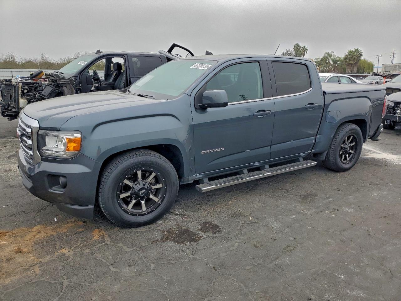 2015 GMC Canyon 2WD SLE, VIN 1GTG5BEA9F1148700 — Side