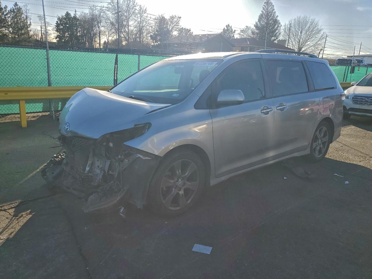 2017 Toyota Sienna SE, VIN 5TDXZ3DC2HS897650 — Front end
