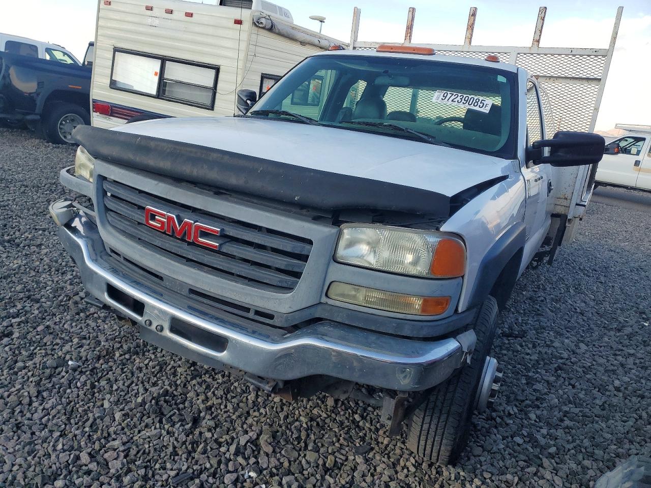 2005 GMC Sierra 3500, VIN 1GDJC39205E269462 — Front end