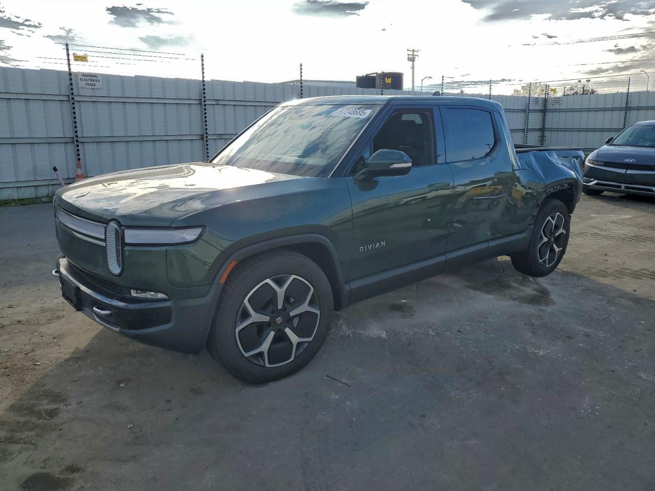 2024 Rivian R1T Adventure, VIN 7FCTGBAA2RN032082 — Rear end