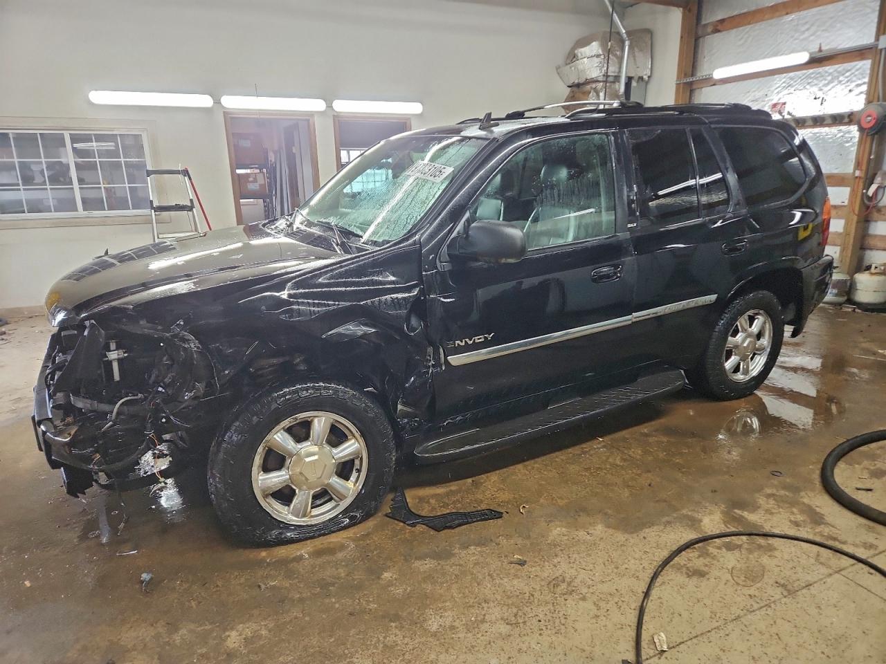 2006 GMC Envoy SLE, VIN 1GKDT13SX62100250 — Front end