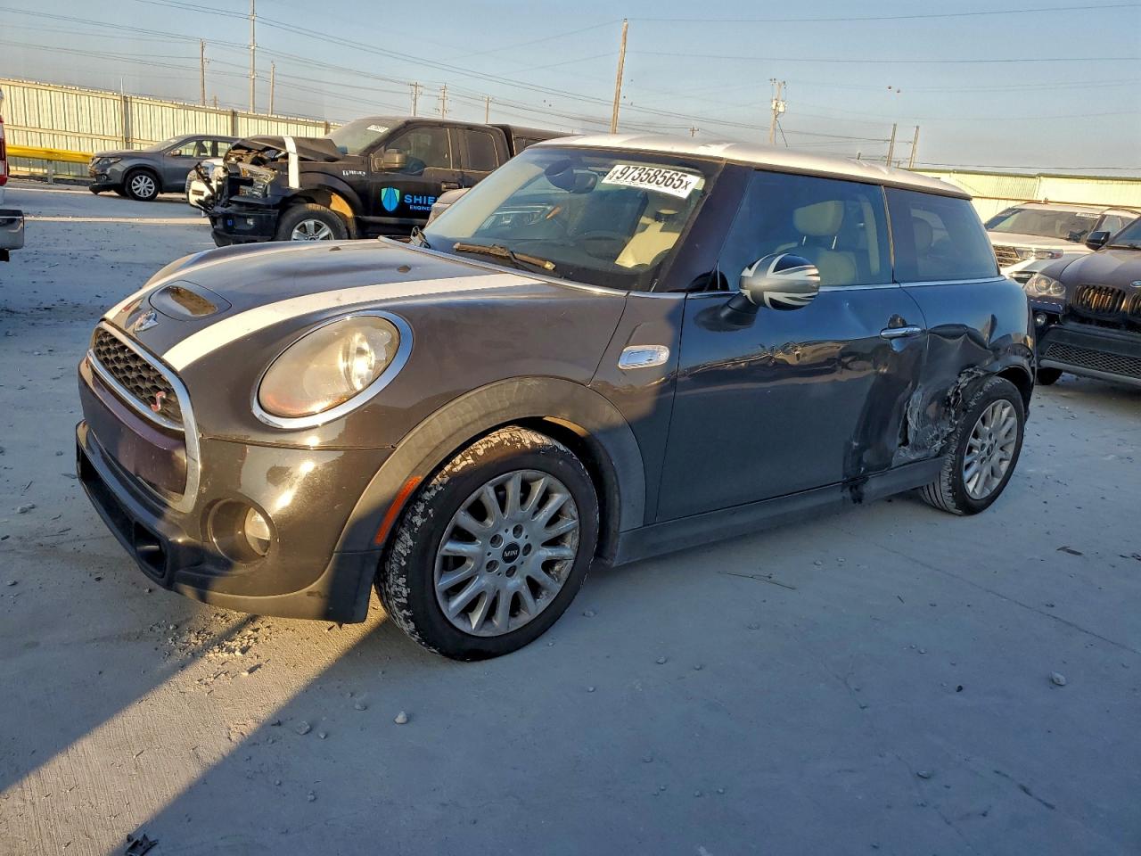 2016 MINI Hardtop S, VIN WMWXP7C50G2A44279 — Бок