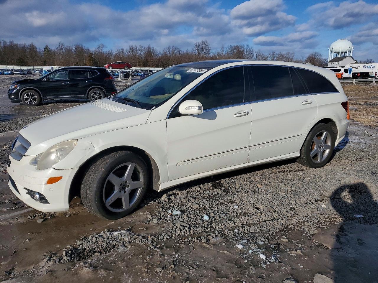2010 Mercedes-Benz R 350, VIN 4JGCB6FE1AA111418 — Front end